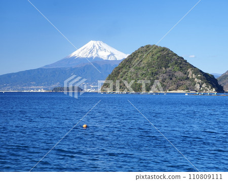 靜岡縣內浦灣（內浦長濱）對面的富士山，1 月 110809111