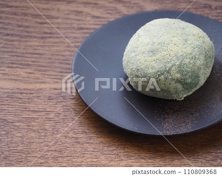 Kusa mochi served on a black plate Kusa mochi served on a black plate 110809368