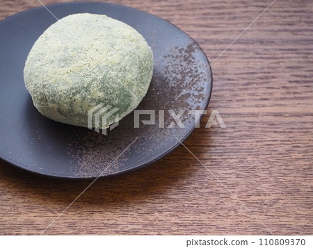 Kusa mochi served on a black plate Kusa mochi served on a black plate 110809370
