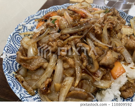 午餐“豬肉蓋飯” 午餐“豬肉蓋飯” 110809592