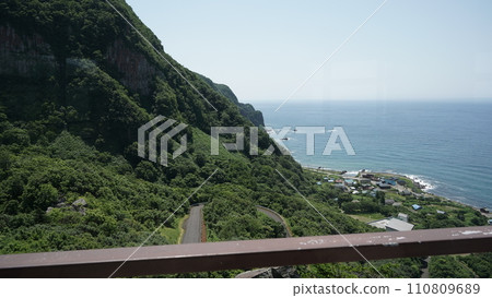 從北海道增毛市大風岬展望台看到的日本海 從北海道增毛市大風岬展望台看到的日本海 110809689