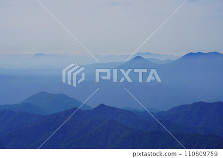 從二比蘇山頂望去的夕岳和蘆別 從二比蘇山頂望去的夕岳和蘆別 110809759