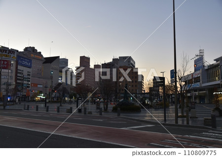 長野縣松本站前的清晨 110809775