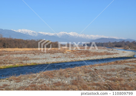 晴朗的天空、北阿爾卑斯山和西河長野 晴朗的天空、北阿爾卑斯山和西河長野 110809799