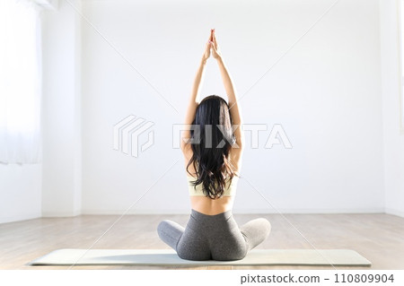 一個女人伸展上半身的後視圖 一個女人伸展上半身的後視圖 110809904