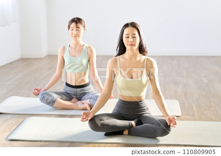 兩個閉著眼睛冥想的女人 兩個閉著眼睛冥想的女人 110809905