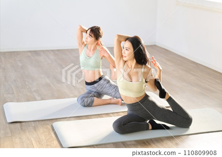 兩個女人做瑜珈鴿子式 110809908