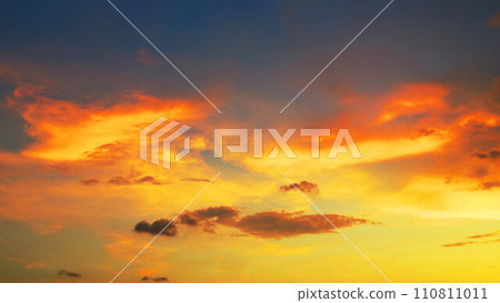 日落天空與烏雲的美麗風景 110811011
