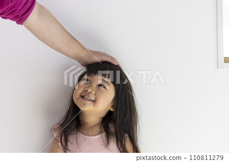 A smiling girl being patted on the head (3 years old, Japanese) A smiling girl being patted on the head (3 years old, Japanese) 110811279