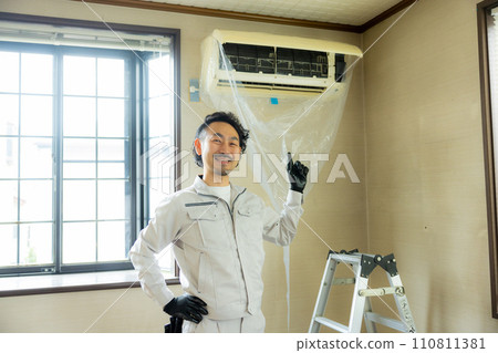 清潔空調的男工人 清潔空調的男工人 110811381