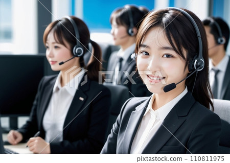 一位戴著耳機、在呼叫中心微笑著的日本（亞洲）女士 AI 生成 110811975