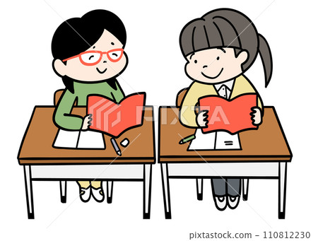 小學生坐在教室的課桌旁 110812230