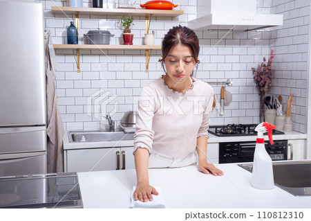 一個女人在廚房打掃衛生 一個女人在廚房打掃衛生 110812310