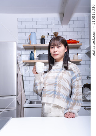 一個女人在廚房裡喝酒 一個女人在廚房裡喝酒 110812336