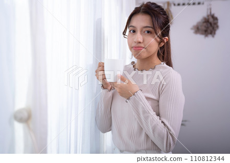 靠窗的杯子的女人 110812344