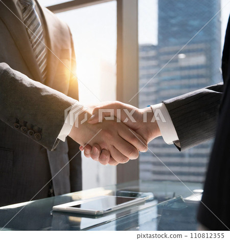 [商務禮儀] 商人在會議室握手 110812355