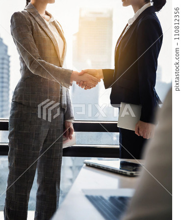 【商務禮儀】職業婦女在會議室握手 110812356