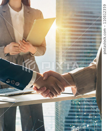 [商務禮儀] 商人在會議室握手 110812359