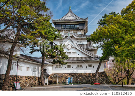Kokura Castle tower shining against the blue sky 110812430