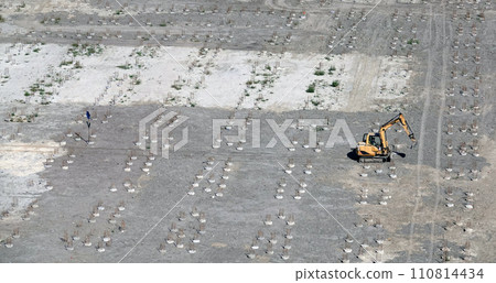 Excavator work on the construction of the foundation 110814434