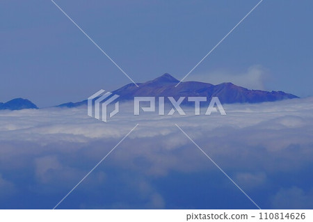 Sea of clouds and Mt. Tokachi from the Nipesotu ridgeline 110814626