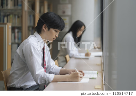 高中生在圖書館學習攝影合作：有明教育藝術專門學校 110814717