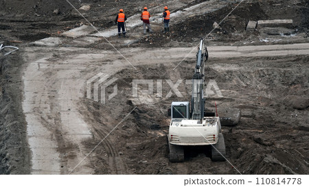 Kiev, Ukraine March 13, 2019:  Workers and machinery - zero-cycle construction of the foundation of an entertainment center 110814778