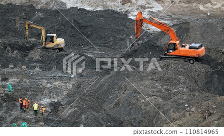 Kiev, Ukraine March 13, 2019:  Workers and machinery - zero-cycle construction of the foundation of an entertainment center 110814965