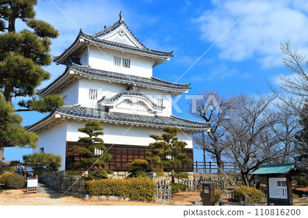 [Kagawa Prefecture] Marugame Castle in winter (existing castle tower and stone wall famous castle) 110816200