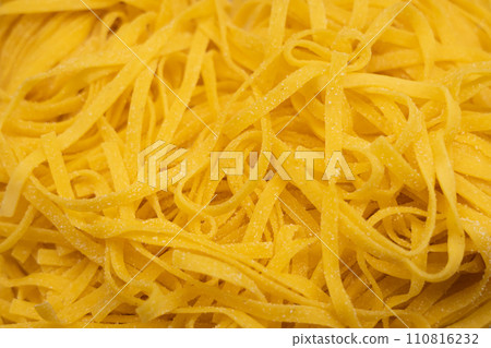 Fresh pasta [flat noodles/tagliatelle] 110816232
