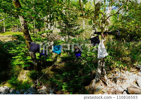 在 Petegari 山的 Beppirigai Sawa 河過境點晾曬 Sawa 鞋子 在 Petegari 山的 Beppirigai Sawa 河過境點晾曬 Sawa 鞋子 110816503