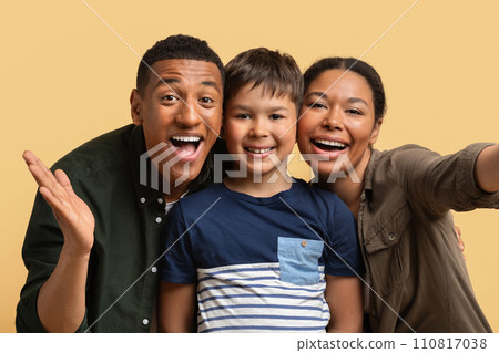 Closeup of happy father, mother and son taking selfie 110817038