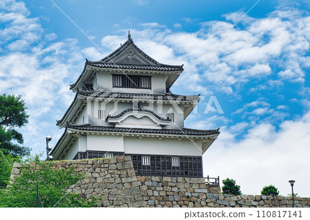Marugame Castle castle tower shines against the blue sky Marugame Castle castle tower shines against the blue sky 110817141