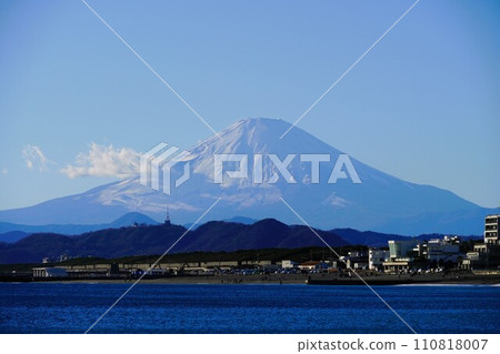 新年期間平靜的茅崎海岸和白雪皚皚的富士山 110818007