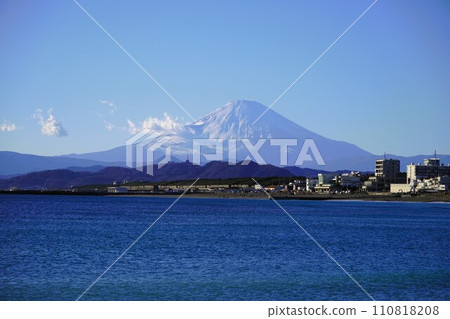 新年期間平靜的茅崎海岸和白雪皚皚的富士山 新年期間平靜的茅崎海岸和白雪皚皚的富士山 110818208