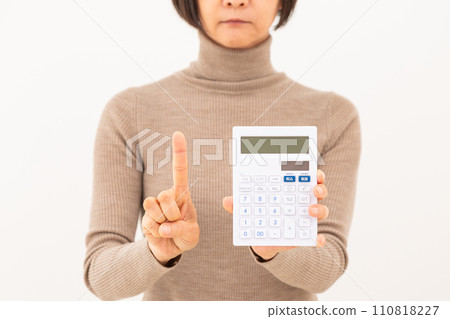 拿著白色計算器並舉起食指的中年婦女 110818227