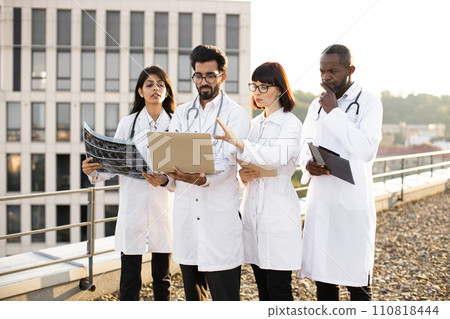 Medical specialist sharing with experience and knowledge with partners. Medical specialist sharing with experience and knowledge with partners. 110818444