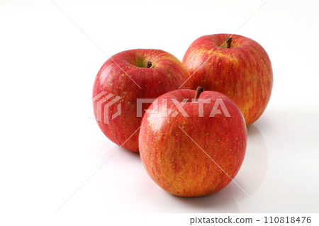 apple on white background 110818476