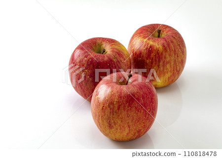 白色背景上的蘋果 110818478