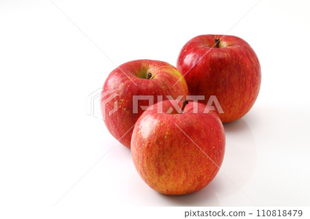 白色背景上的蘋果 白色背景上的蘋果 110818479