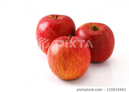 apple on white background 110818481
