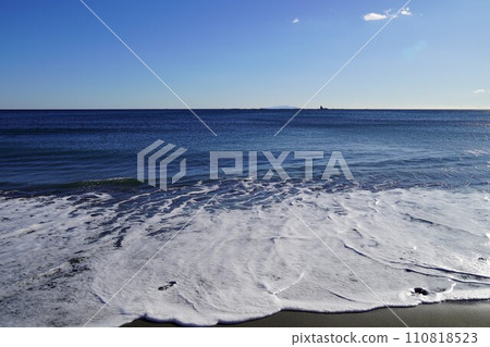 Calm Chigasaki coast during the New Year Calm Chigasaki coast during the New Year 110818523