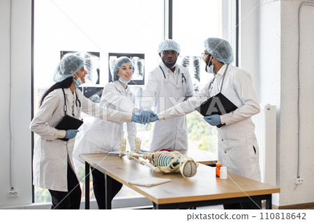 Multinational conference of doctors in a modern clinic. 110818642