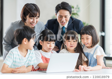 Elementary school students and teachers learning programming. 110818979