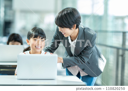 一個女孩和她的老師正在學習程式設計。 一個女孩和她的老師正在學習程式設計。 110820250