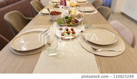 Table served for festive dinner in living room Table served for festive dinner in living room 110823289