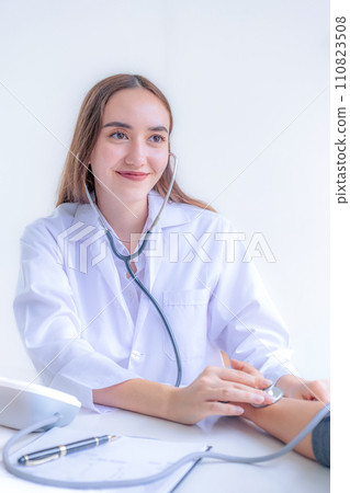 hand used stethoscope, Doctor's advice report health examination results and recommend medication to patients, occupational consultation medical checkup program concept 110823508