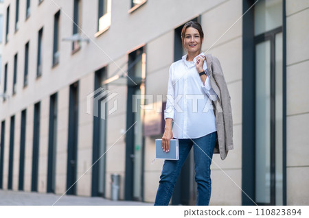 Stylish confident woman in the city street 110823894