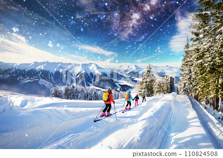 人們在多雪的滑雪勝地滑雪 人們在多雪的滑雪勝地滑雪 110824508