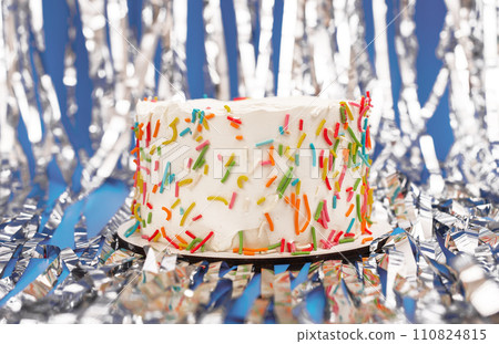 Bento, birthday cake with colorful confetti and metal tinsel, glitter 110824815